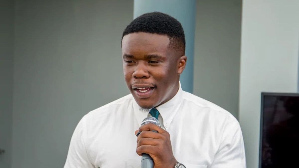 Hinn Walubengo speaking into a microphone