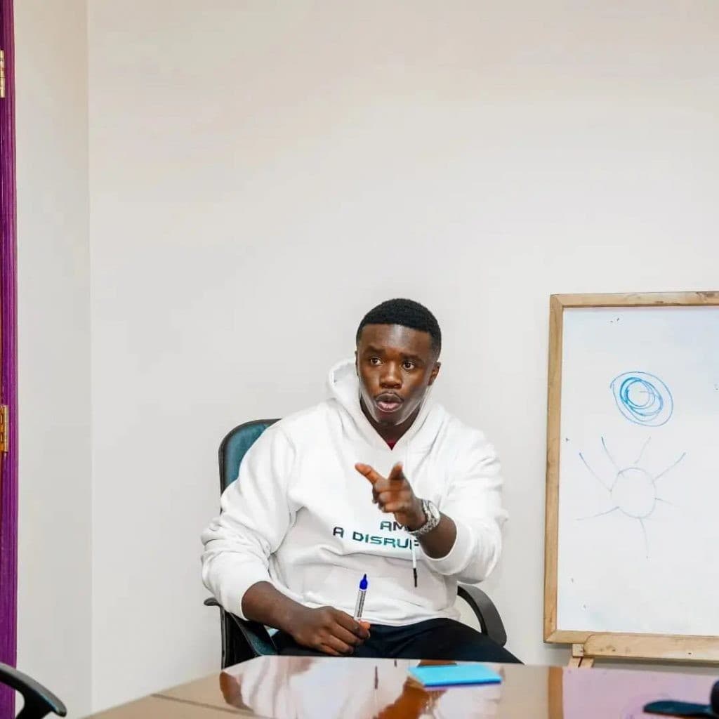 Hinn Walubengo facilitating a training session